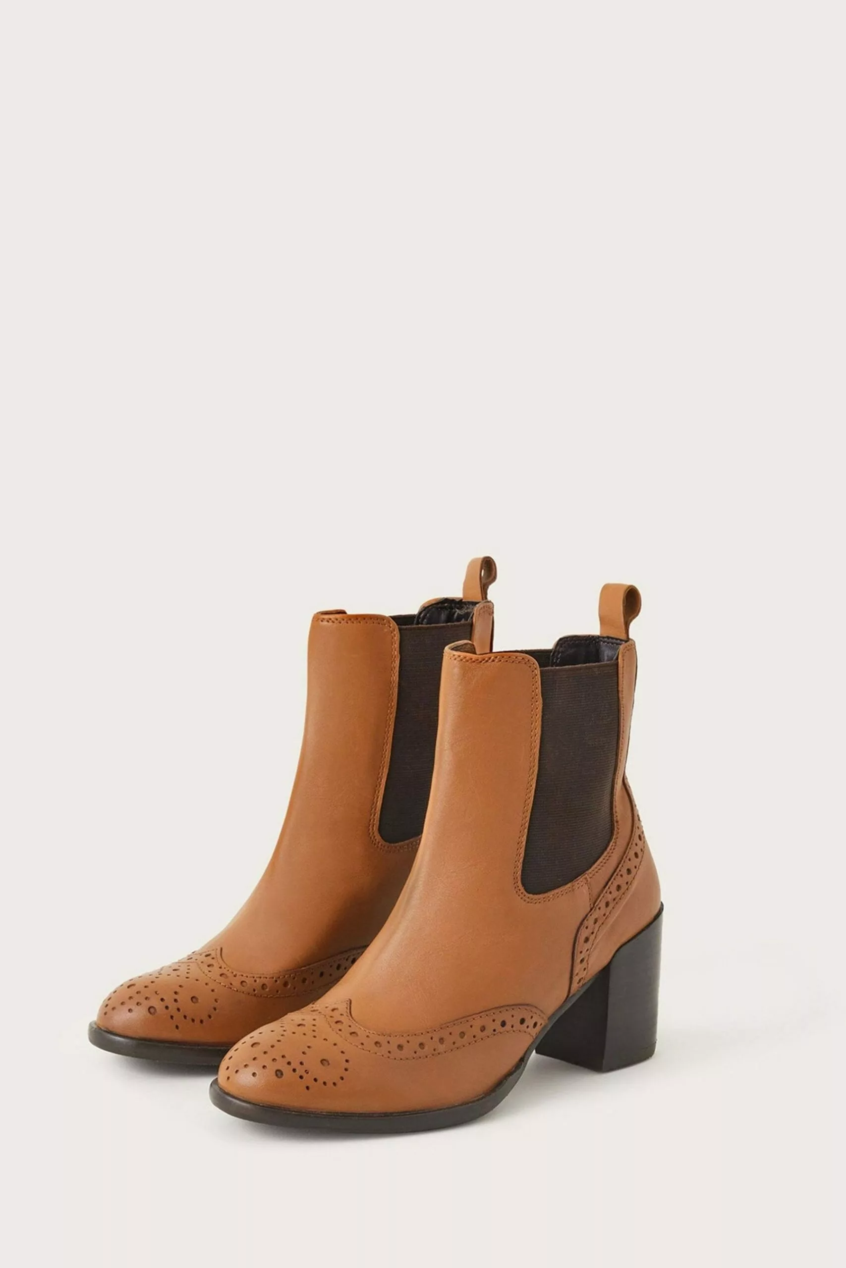 Monsoon Klassische Lederstiefel Im Budapester-Stil Mit Absatz, Braun 2 Monsoon Klassische Lederstiefel Im Budapester-Stil Mit Absatz, Braun – Bild 2